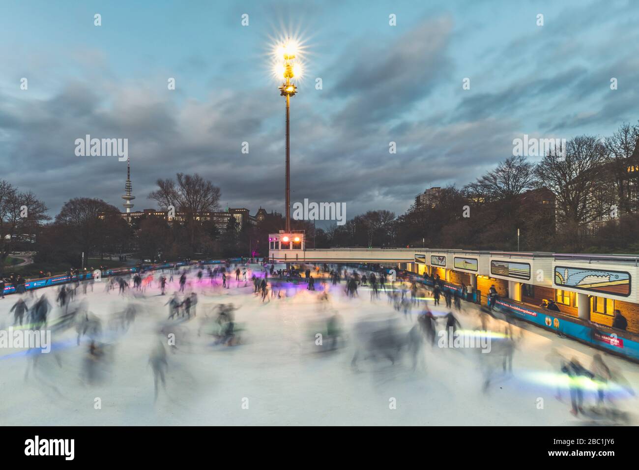 Deutschland, Hamburg, Menschen Eislaufen in Planten un Blomen Park in der  Dmmerung Stockfotografie - Alamy