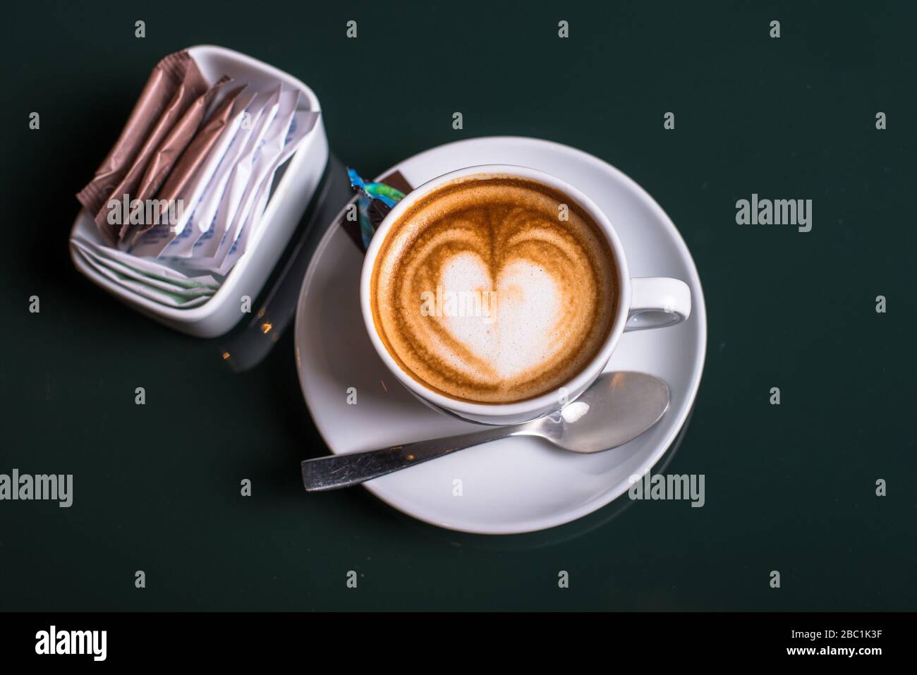 Tasse Kaffee auf dem Tisch des Restaurants Stockfoto