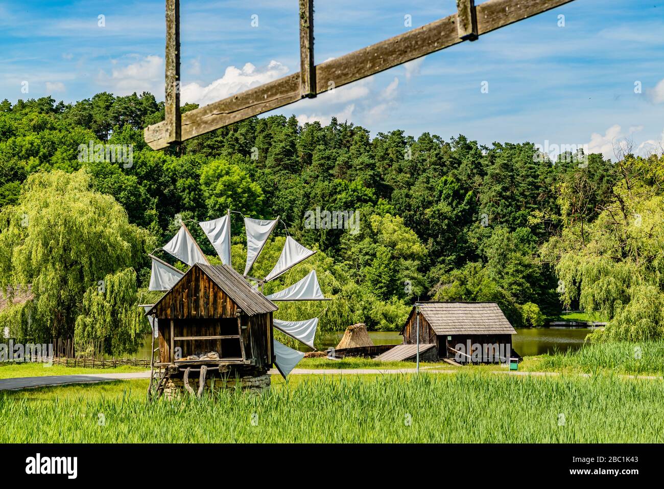 Eine traditionelle Holzwindmühle im ASTRA Freilichtmuseum für ländliches Leben in Sibiu, Rumänien. Juni 2017. Stockfoto