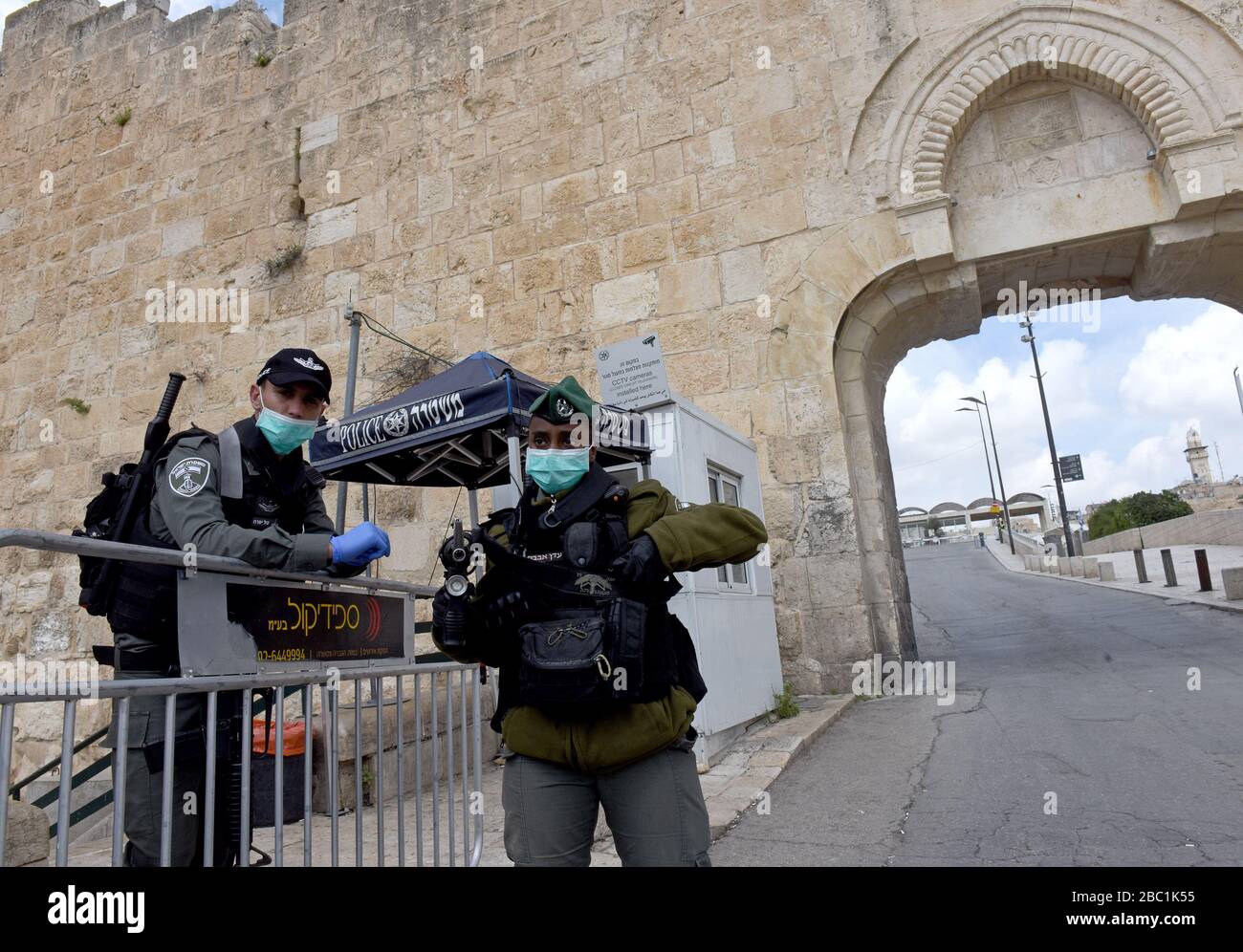 Altstadt Jerusalem, Israel. April 2020. Die israelische Grenzpolizei trägt am Donnerstag, April, Schutzmasken und Handschuhe gegen das Coronavirus am Dung Gate, dem Eingang zur westlichen Mauer, dem heiligsten Ort des Judentums, in der Altstadt von Jerusalem. 2, 2020. Unter neuen Bewegungs- und Isolierungsbeschränkungen für Coronavirus dürfen nur zehn Männer an der westlichen Wand beten. Die Fälle von Coronavirus sind in den israelisch-ultra-orthodoxen Städten angesprungen, angesichts der wachsenden Bedenken eines großen Ausbruchs von COVID-19 in den Religionsgemeinschaften. Foto von Debbie Hill/UPI Credit: UPI/Alamy Live News Stockfoto