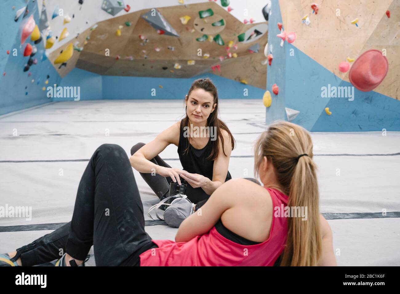 Zwei Frauen machen eine Pause im Klettergarten Stockfoto