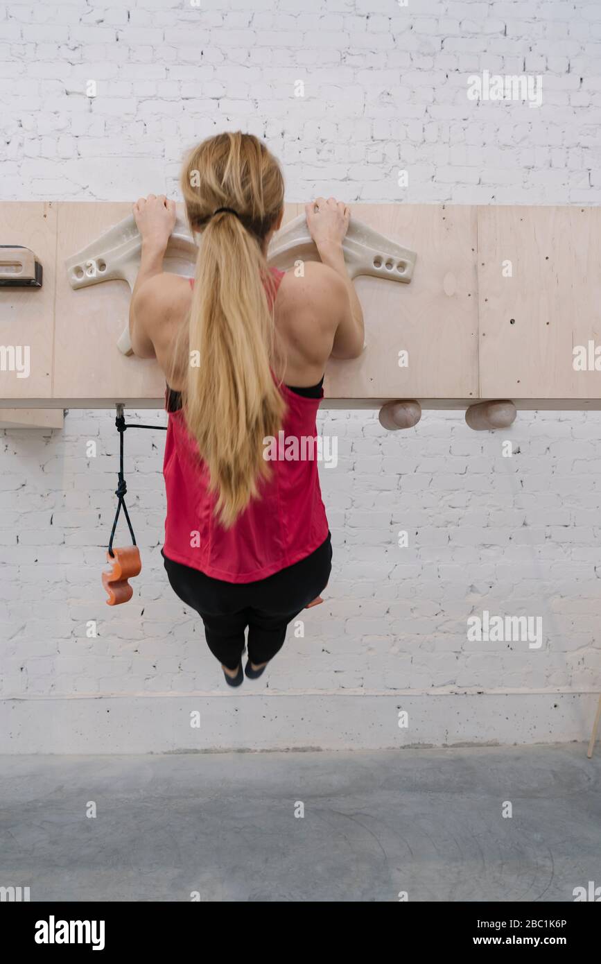 Frau, die vor dem Klettern Pull-ups macht Stockfoto