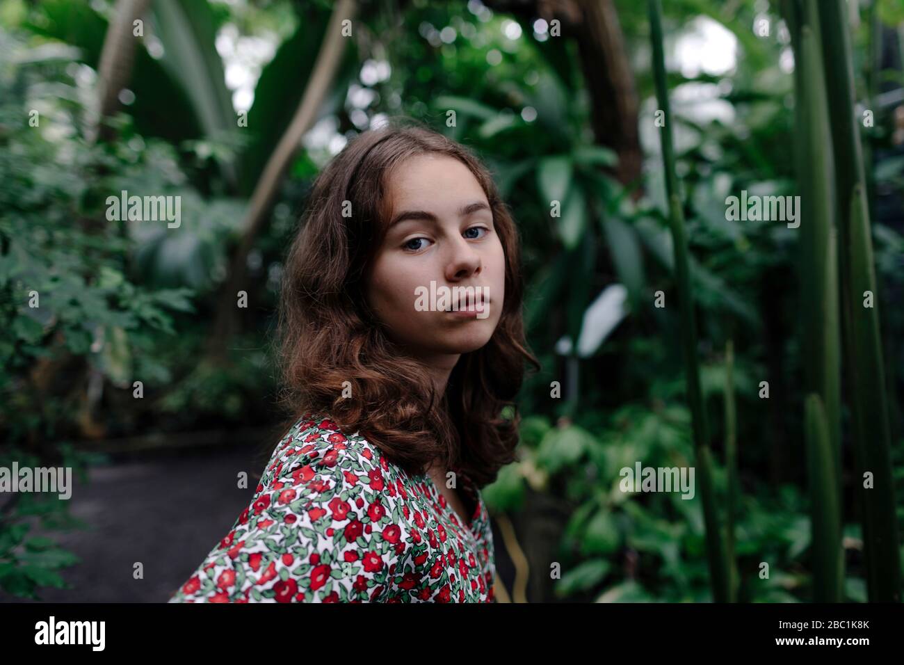 Porträt von weiblichen Teenager im Botanischen Garten Stockfoto