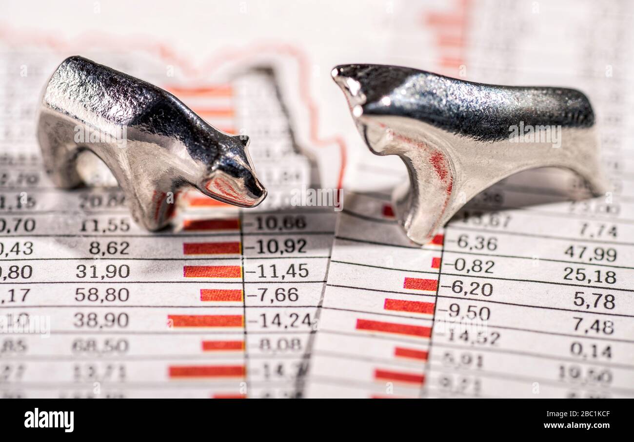 Bull und Bear sind mit sinkenden Aktienkursen in den Charts Stockfoto