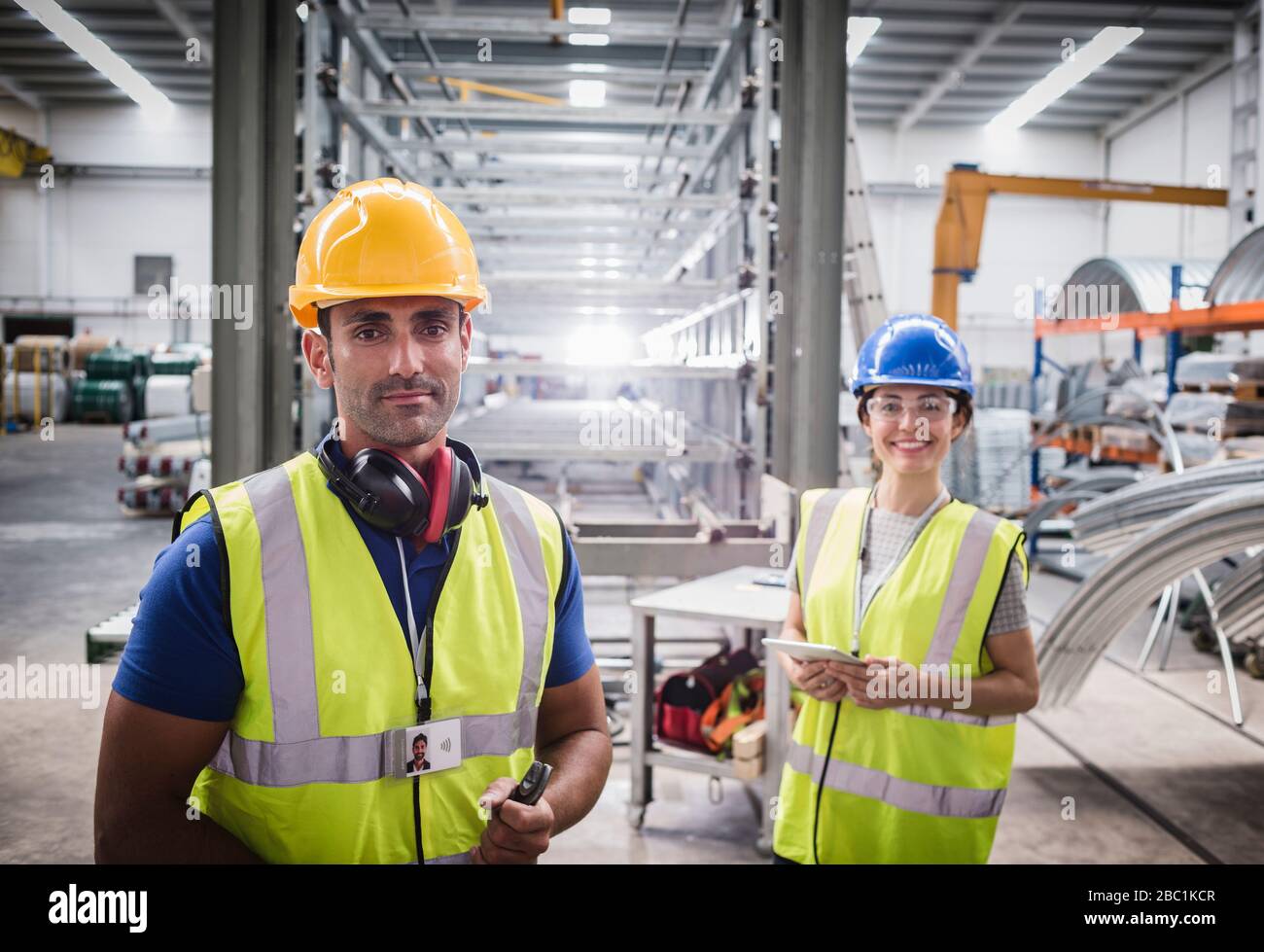 Portrait selbstbewusste Arbeiter in der Stahlfabrik Stockfoto