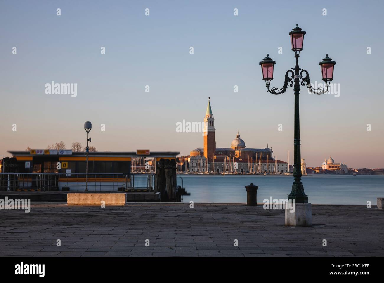 Italien, Venedig, Küstenstraßenlampe mit San Giorgio Maggiore im Hintergrund Stockfoto