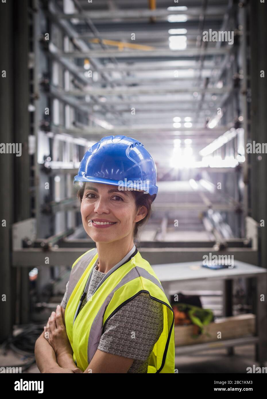 Portrait lächelnd, selbstbewusste Arbeiterinnen in Stahlfabrik Stockfoto
