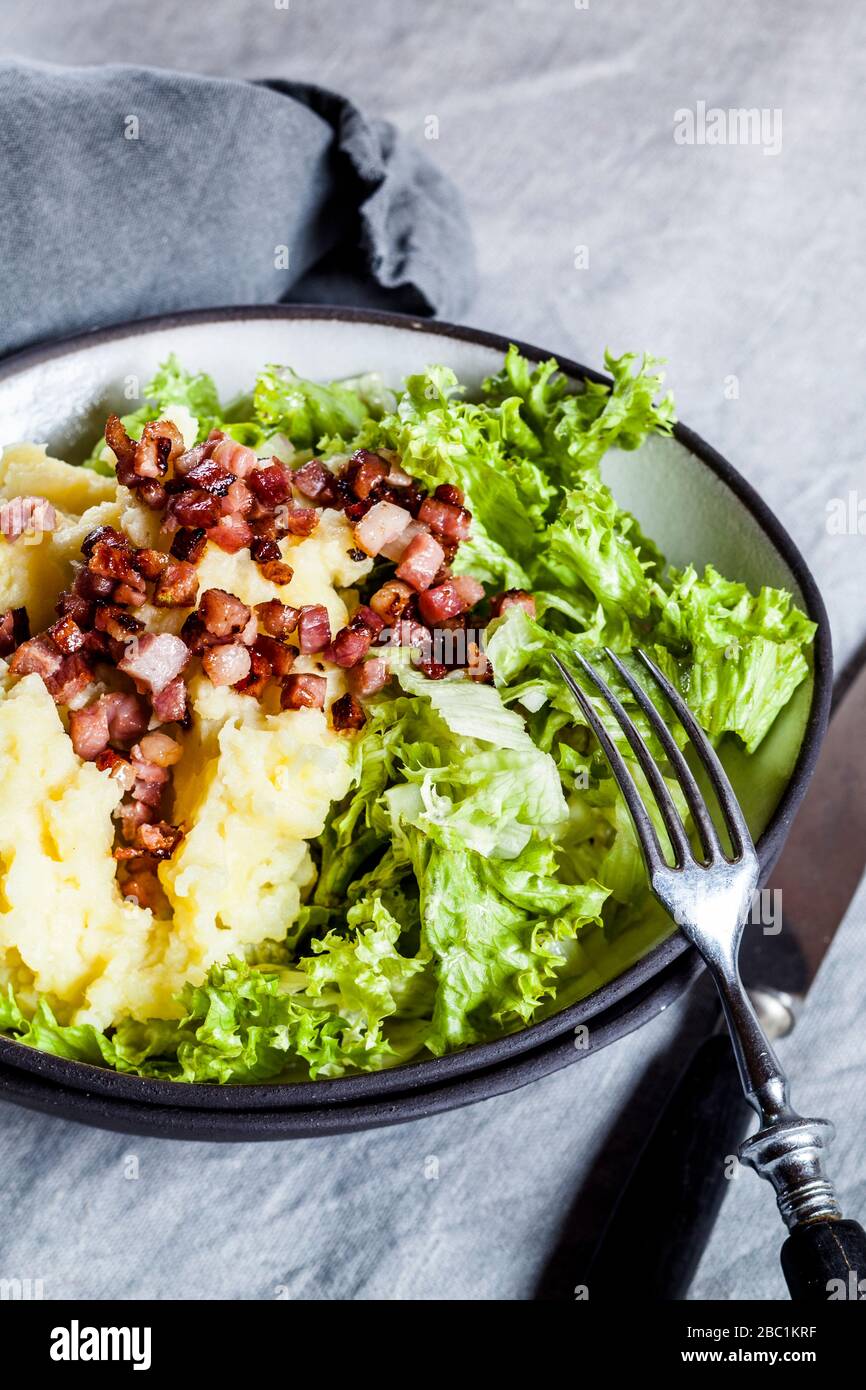 Tauchen Sie mit Salat, Speck und Kartoffelpüree ein Stockfoto