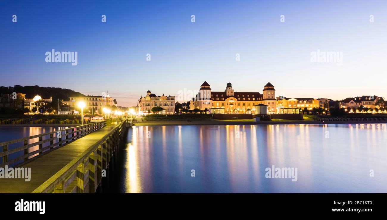 Deutschland, Mecklenburg-Vorpommern, Rügen, Binz, Ostseebad, Seebrücke und Meer bei Dämmerung Stockfoto