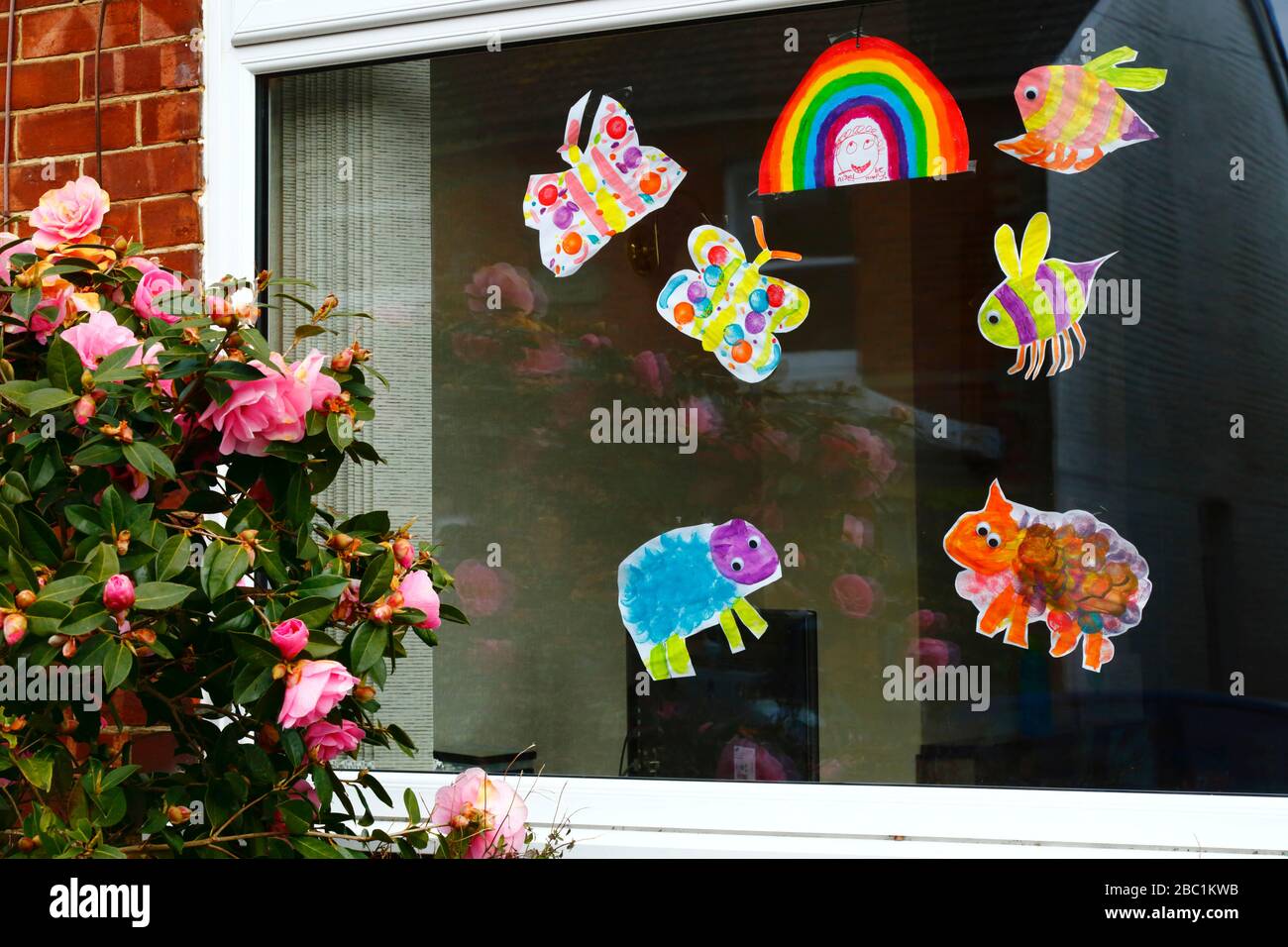 April 2020, Southborough, Kent, Großbritannien: Kinderzeichnungen von Insekten, Tieren und einem Regenbogen für Passanten in Fenster eines Hauses während der Regierung verhängte Quarantäne/Sperrung, um die Ausbreitung des Coronavirus zu verringern. Kinder im ganzen Land haben Zeichnungen von Regenbögen in Fenster gesetzt, um die Hoffnung zu verbreiten und die Menschen zu ermutigen, während der Pandemie fröhlich zu bleiben. Stockfoto