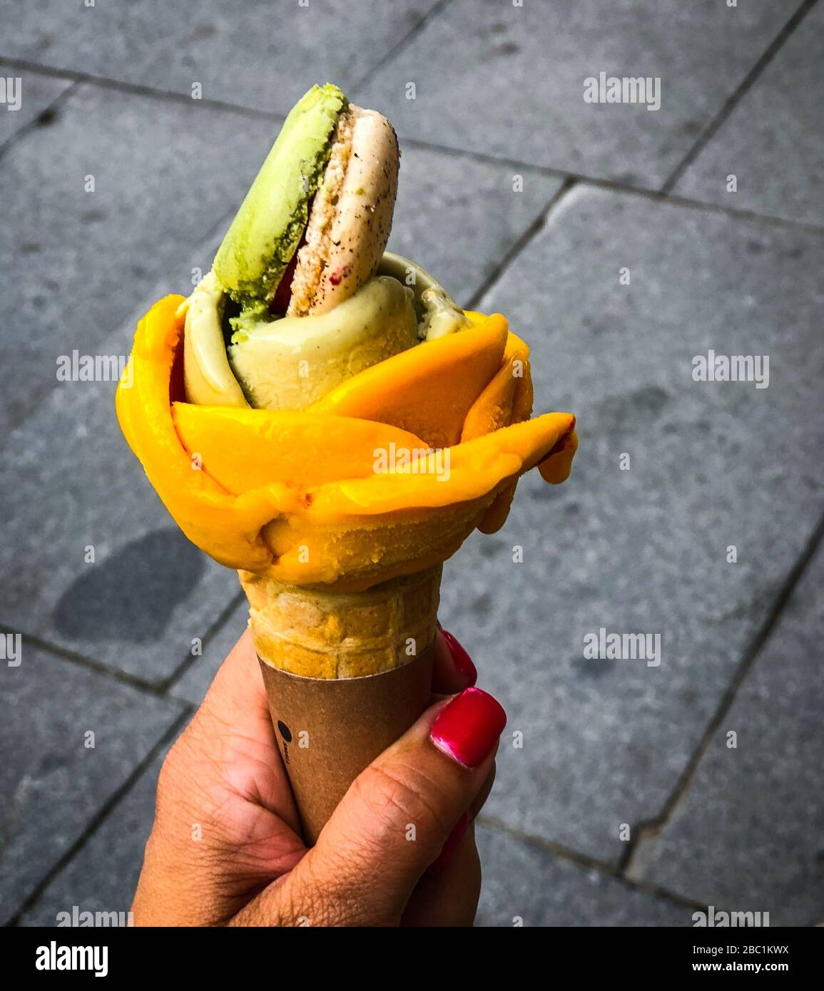 Köstliches hausgemachtes Eis mit Makronen Stockfoto