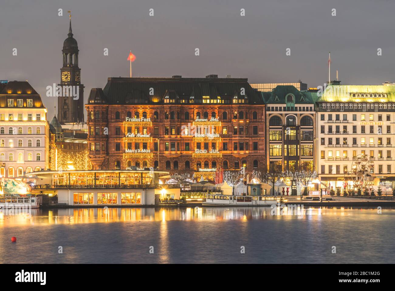 Deutschland, Hamburg, Jungfernstieg Promenade an umliegenden Gebäuden in der Dämmerung Stockfoto