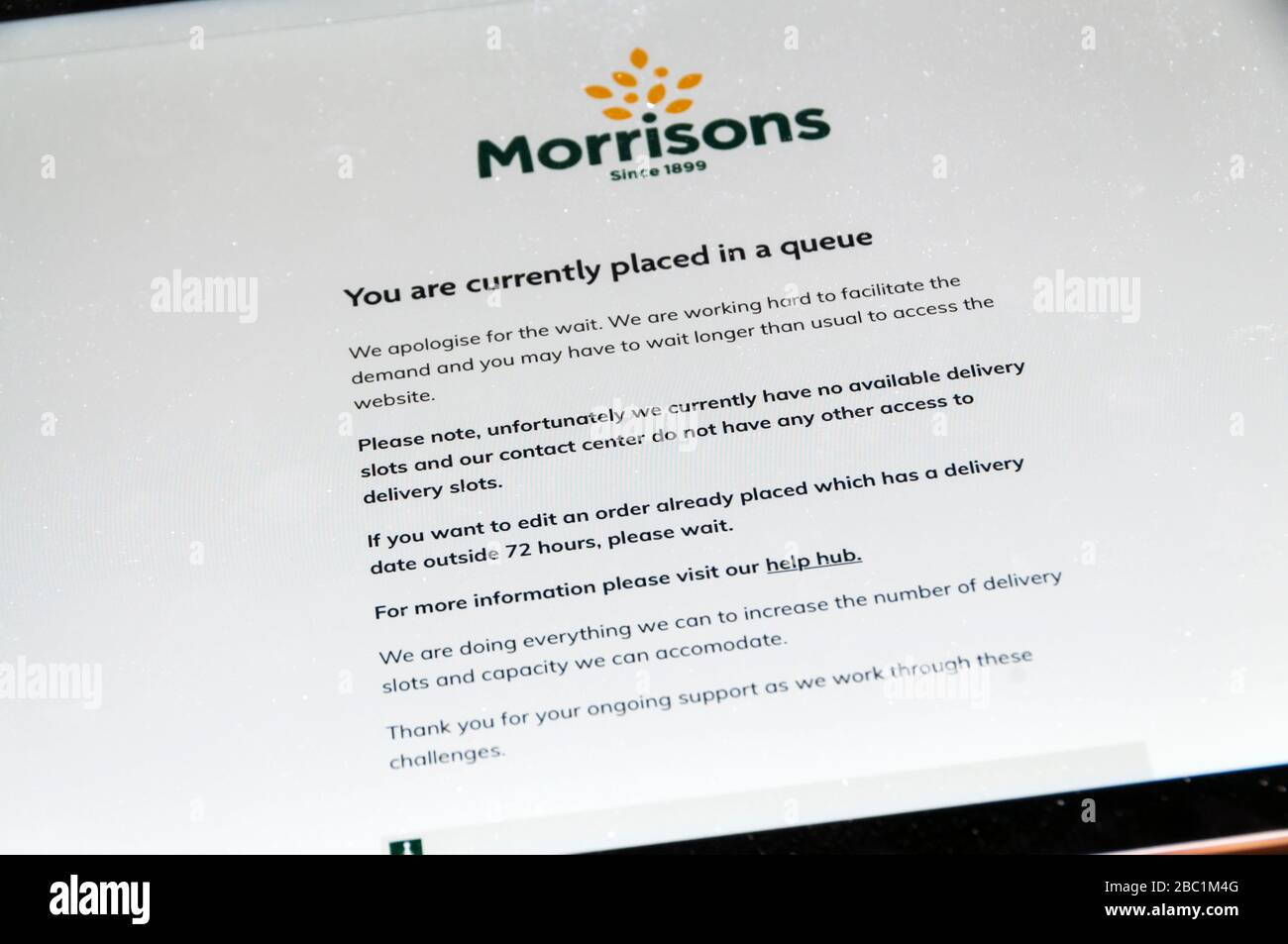 GROSSBRITANNIEN. April 2020. Eine Mitteilung auf der Website von Morrisons Supermärkten besagt, dass es eine Warteschlange für den Zugriff auf die Website gibt und dass sie derzeit keine Lieferplätze zur Verfügung haben. Ein Effekt der Covid-19-Coronavirus-Pandemie. Kredit: Urban-Wirtschaft-Nachrichten / Alamy Stockfoto