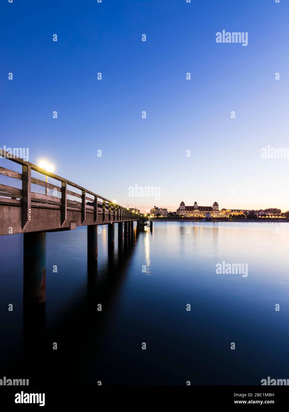 Deutschland, Mecklenburg-Vorpommern, Rügen, Binz, Ostseebad, Seebrücke und Meer bei Dämmerung Stockfoto