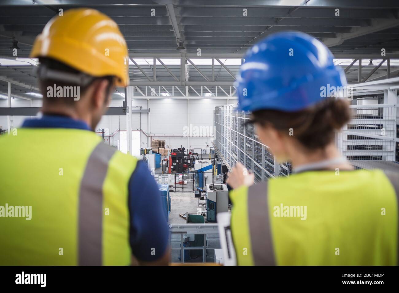Vorgesetzte sprechen und zeigen auf die Plattform im Werk Stockfoto