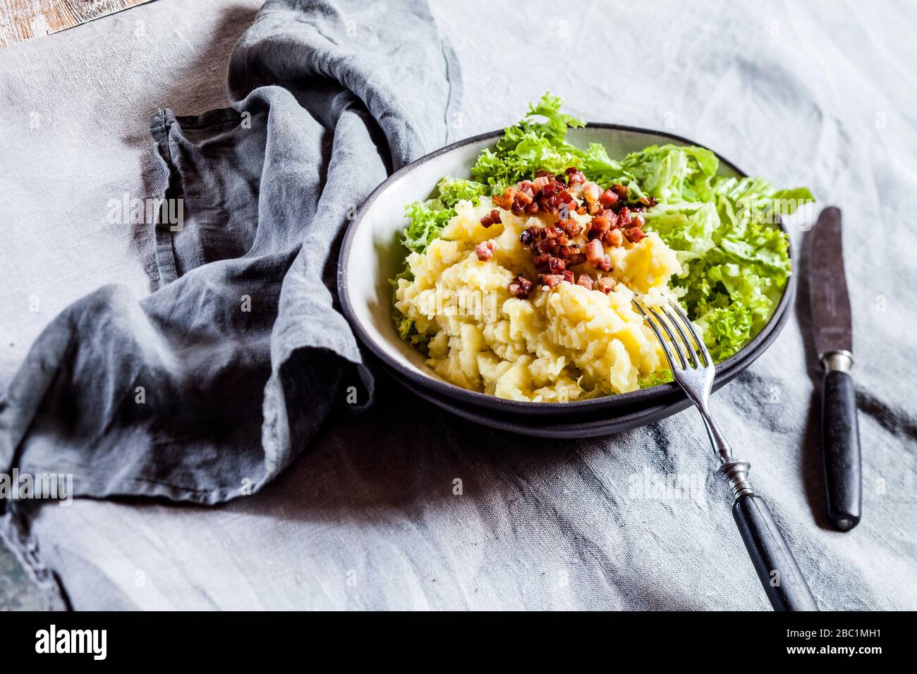 Tauchen Sie mit Salat, Speck und Kartoffelpüree ein Stockfoto