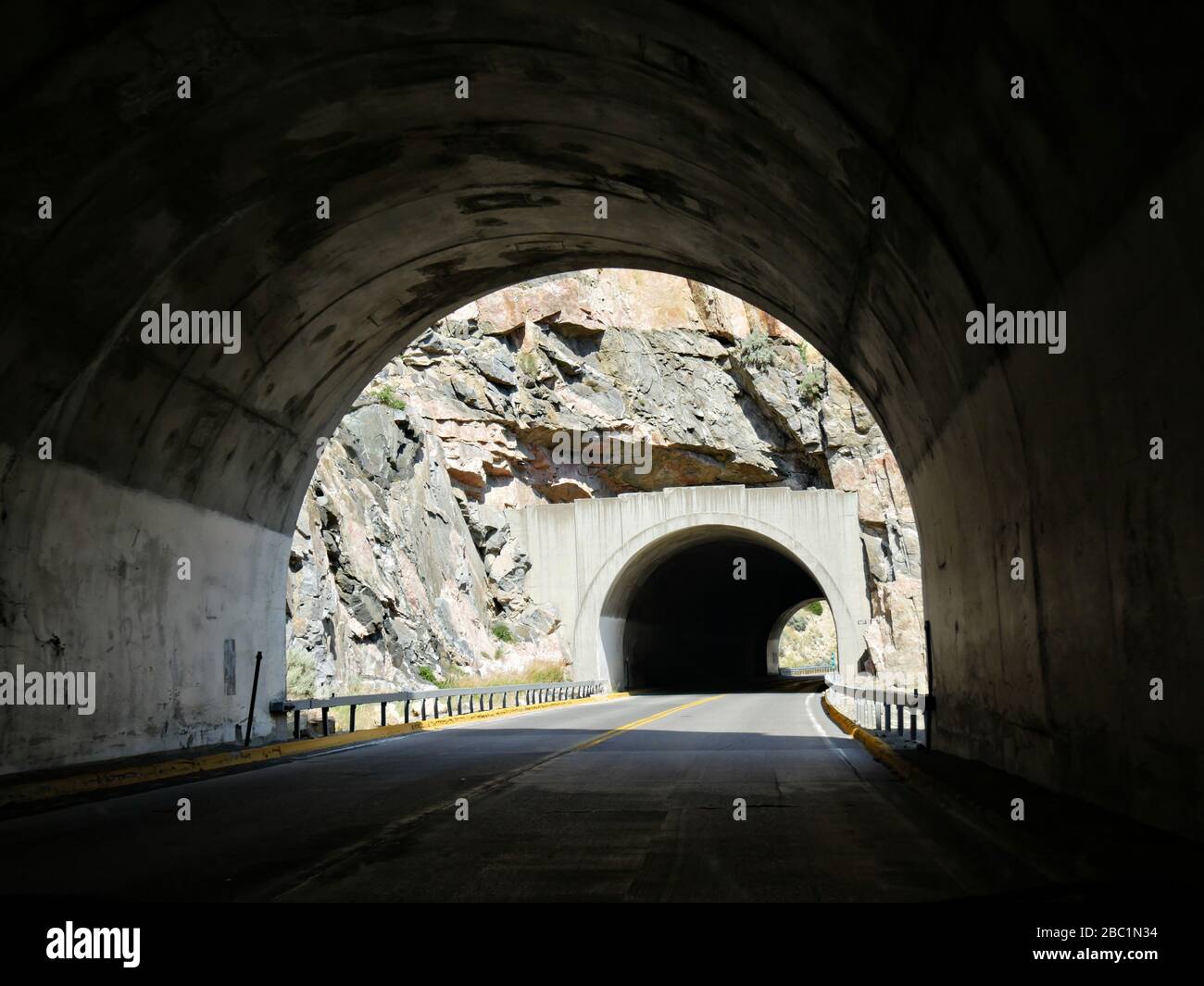 Fahren Sie durch den mittleren der Shoshone Canyon Tunnel neben dem Buffalo Bill Dam, dem längsten Tunnel in Wyoming. Stockfoto