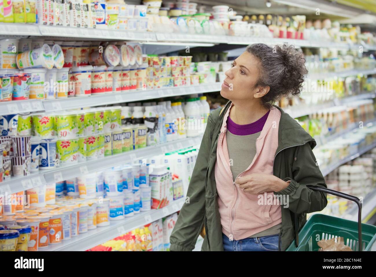 Frau im Supermarkt einkaufen Stockfoto