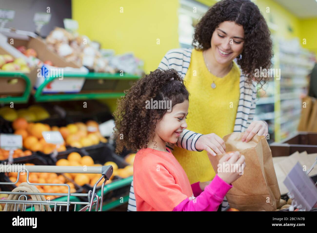 Mutter und Tochter kaufen im Supermarkt nach Produkten Stockfoto