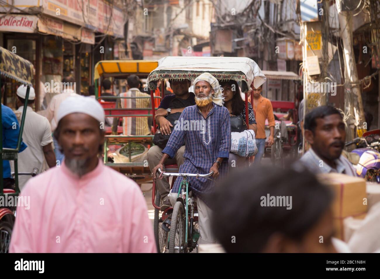 Fahrradrickshaw auf einer belebten Straße in Old Delhi, Indien Stockfoto