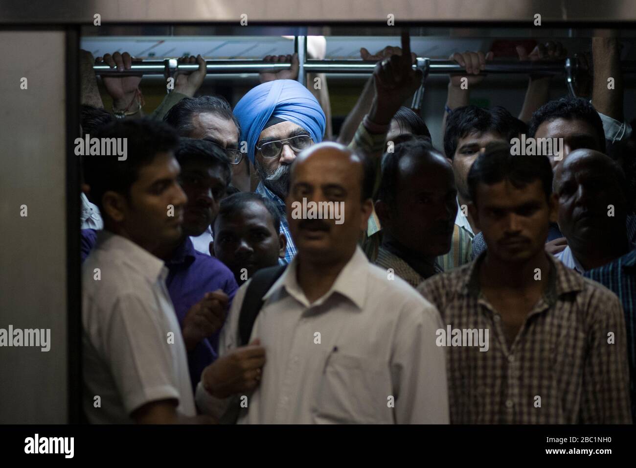 Ein überfüllter U-Bahn-Wagen in Delhi, Indien Stockfoto