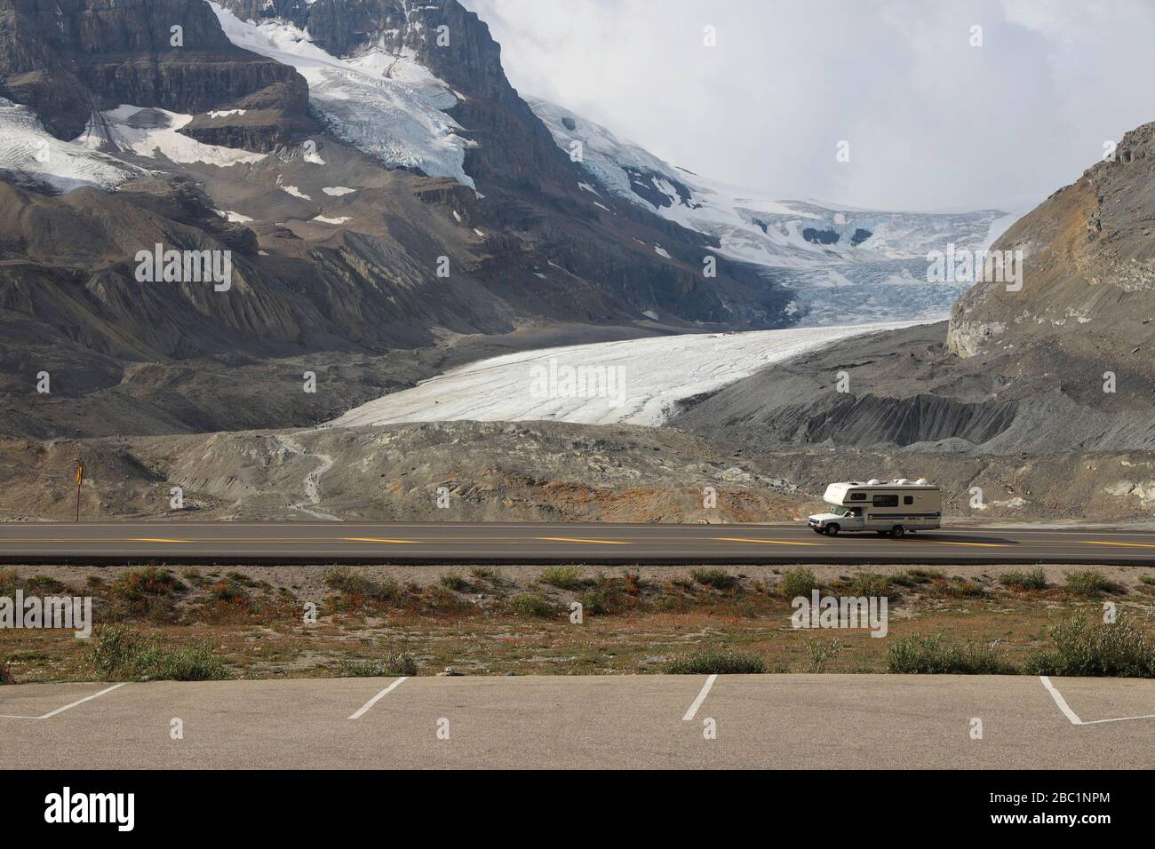 Der Athabasca-Gletscher ist einer der sechs wichtigsten "Zehen" des Columbia Icefield Stockfoto