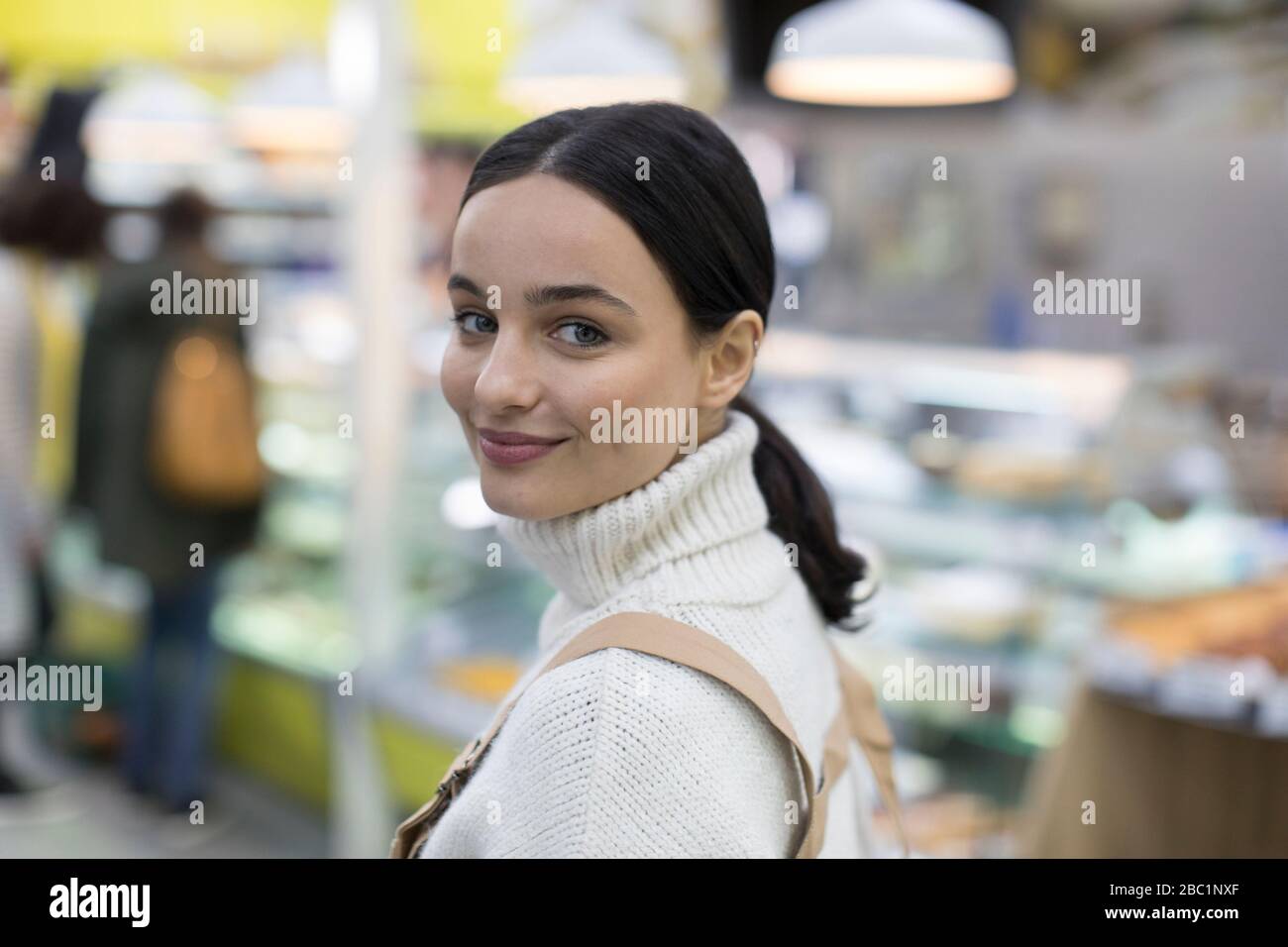 Portrait selbstbewusste junge Frau im Supermarkt Stockfoto
