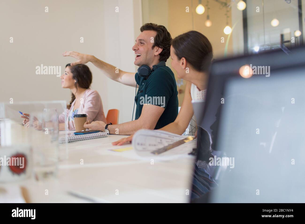 Begeisterter Architekt spricht in einem Konferenzzimmer Stockfoto