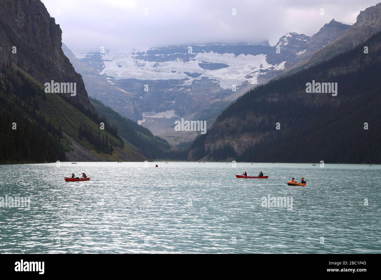 Der türkisfarbene, gletschergespeiste Lake Louise in den kanadischen Rocky Mountains Stockfoto