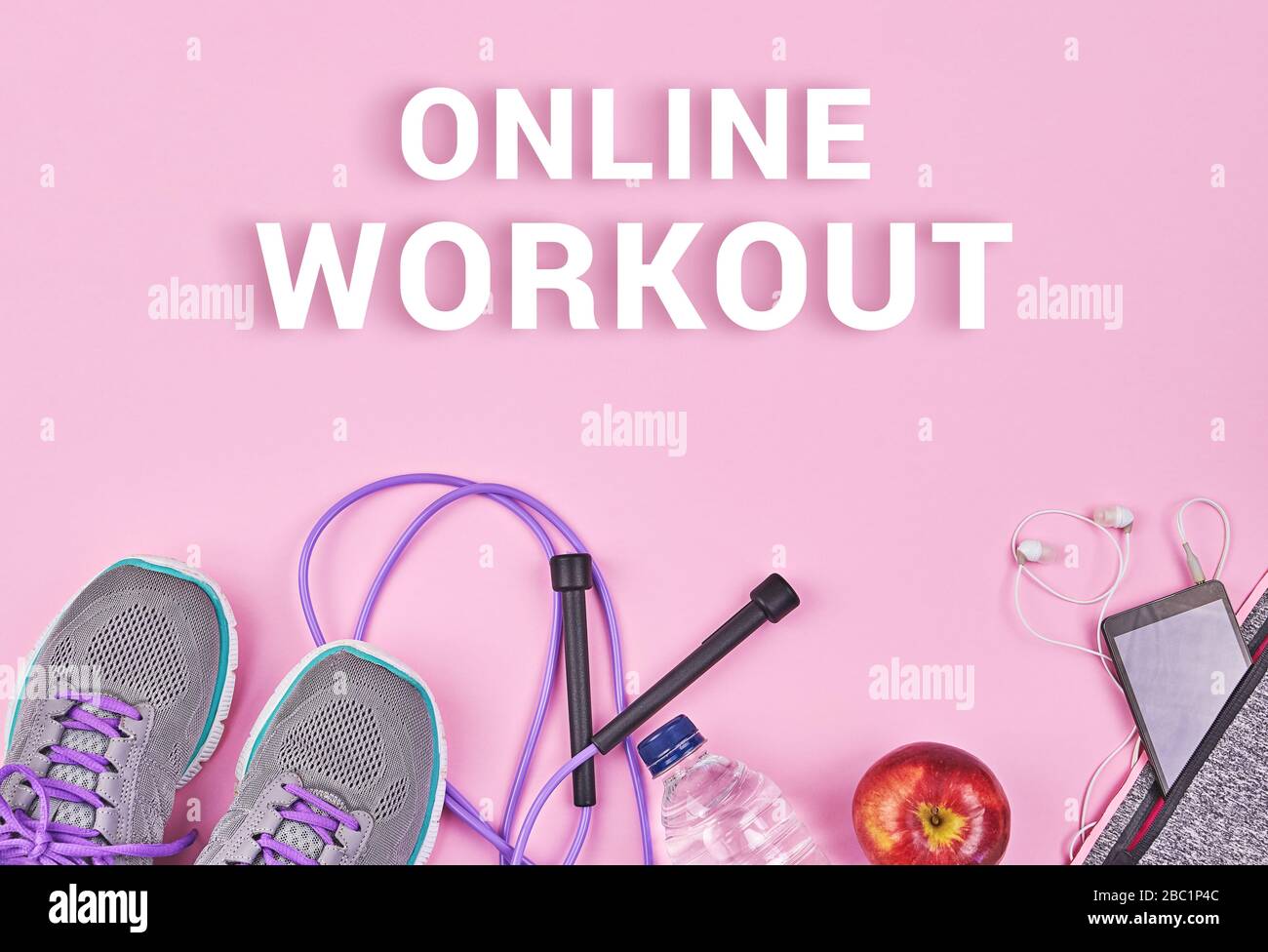 Sportgeräte und Zubehör für Fitnessgeräte auf pinkfarbenem Hintergrund, flach und mit Kopieraum. Home Online-Workout, Lauf oder Yoga-Bewegung. Gewichtsverlust während der Quarantäne Stockfoto