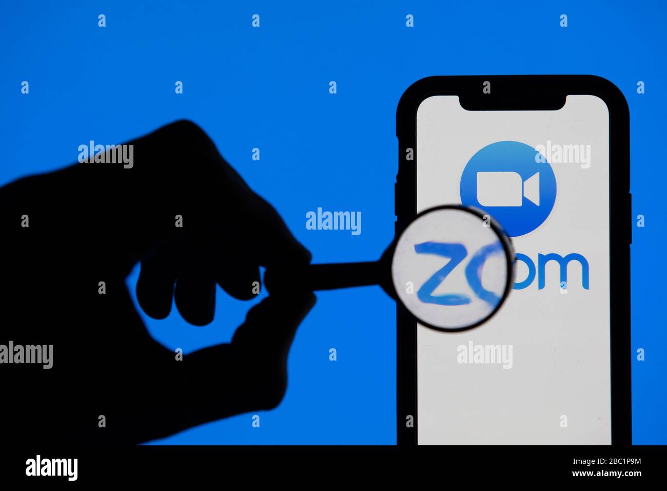 LONDON, Großbritannien - 2. April 2020: Lupe mit Blick auf die Videokonferenz-App Zoom auf einem Smartphone Stockfoto