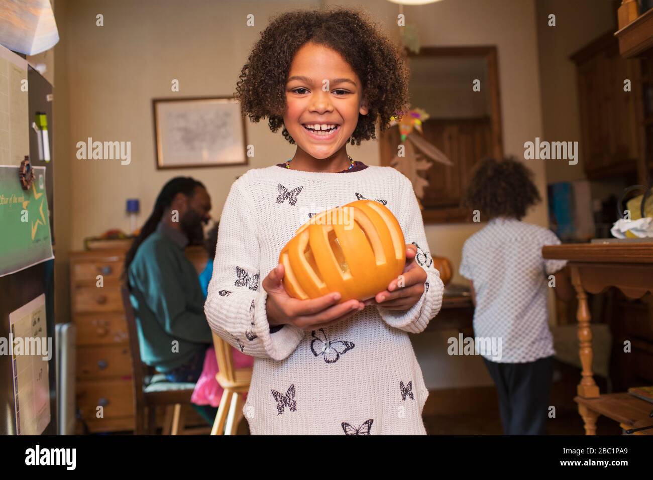 Porträt glückliches Mädchen mit geschnitztem Kürbis Stockfoto