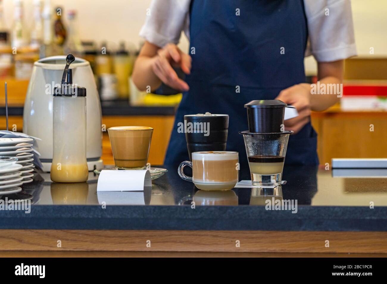 Kellner, der vietnamesischen Kondensmilchkaffee serviert - Ca Phe sua da Stockfoto