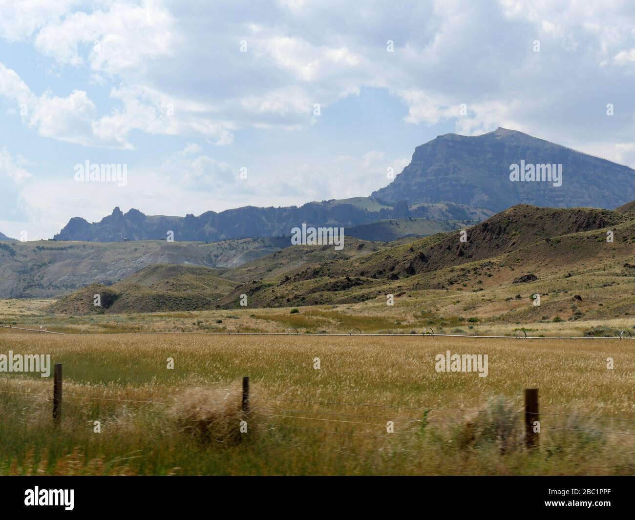 Weiter Blick auf die Landschaft entlang des North Fork Highway in Wyoming. Stockfoto