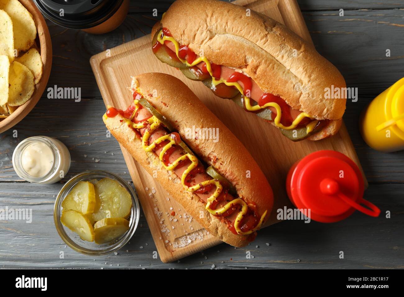 Komposition mit leckeren Hot Dogs auf Holzgrund, Draufsicht Stockfoto