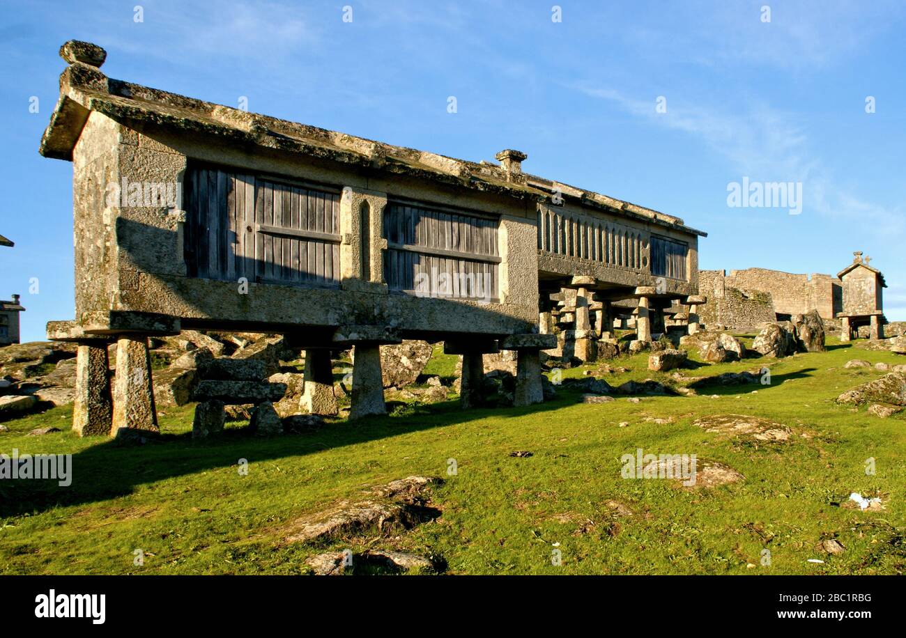 Die Getreidespeicher von Lindoso im Nationalpark Peneda Geres, Portugal Stockfoto