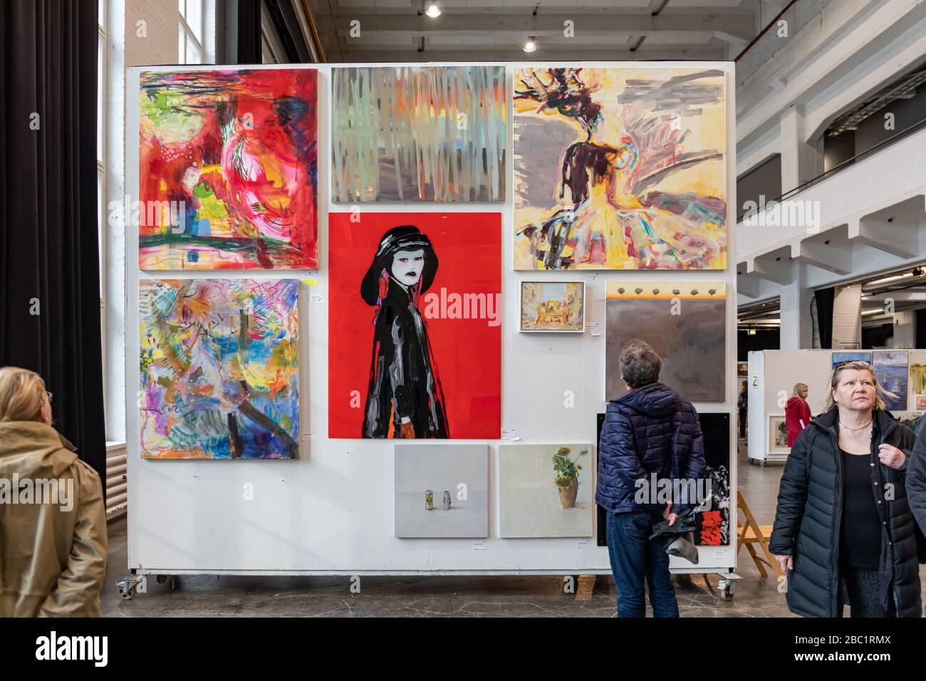 Menschen und Kunst auf der Verkaufsveranstaltung oder Verkaufsausstellung der finnischen Malergewerkschaft in Kaapelitehdas in Helsinki, Finnland Stockfoto