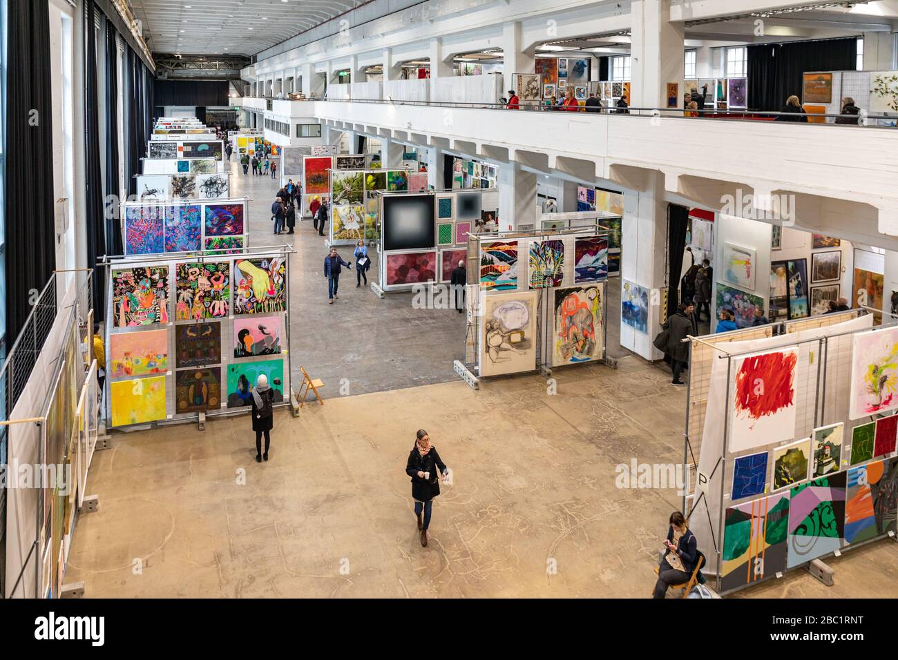 Verkaufsveranstaltung oder Ausstellung der finnischen Malergewerkschaft in Kaapelitehdas (Gable Factory) in Helsinki, Finnland Stockfoto