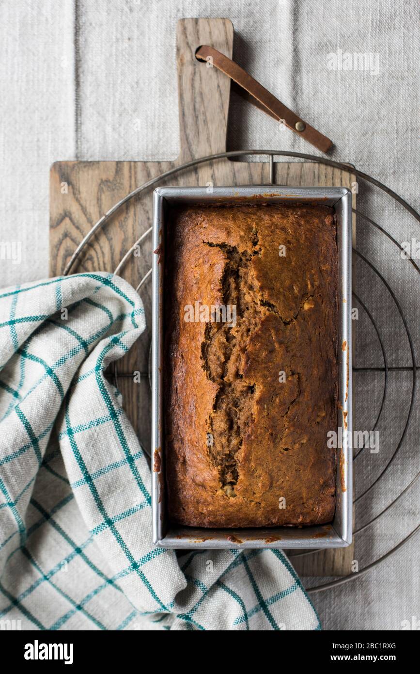 Frisches Bananenbrot aus Vollweizen auf einem Kühlregal. Stockfoto