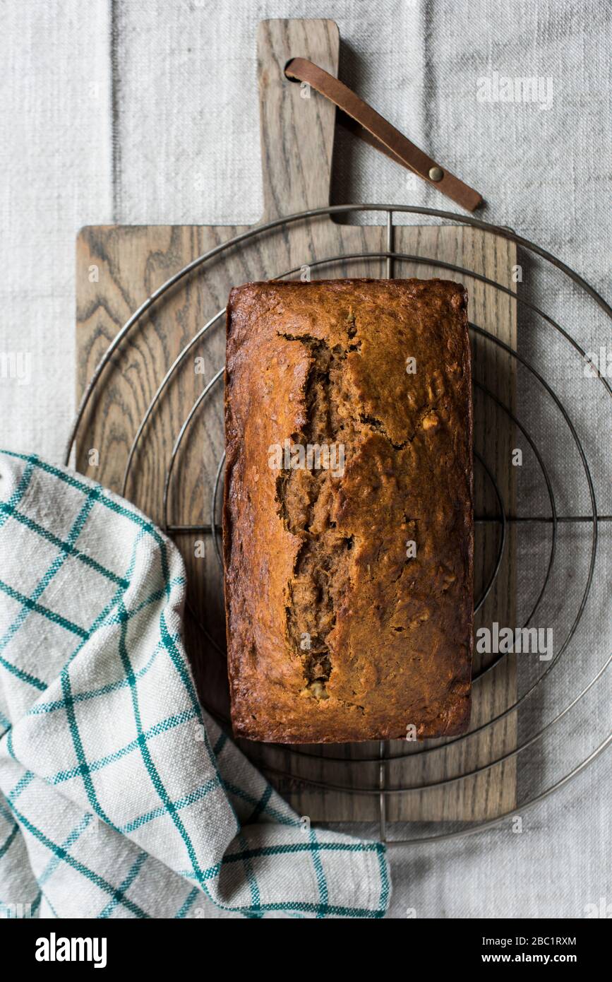 Frisches Bananenbrot aus Vollweizen auf einem Kühlregal. Stockfoto