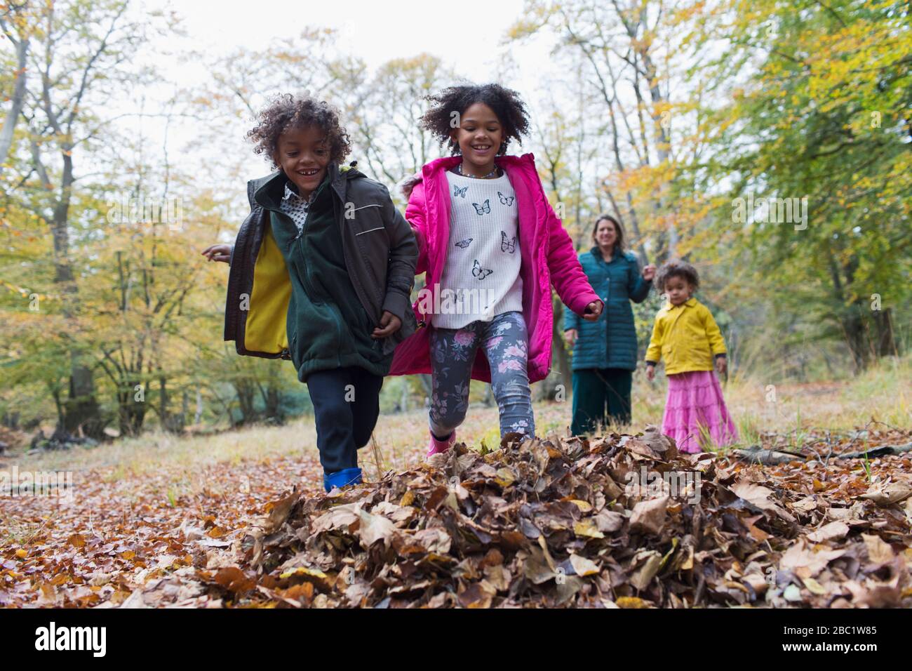 Verspielte Familie, die im Herbst reist Stockfoto