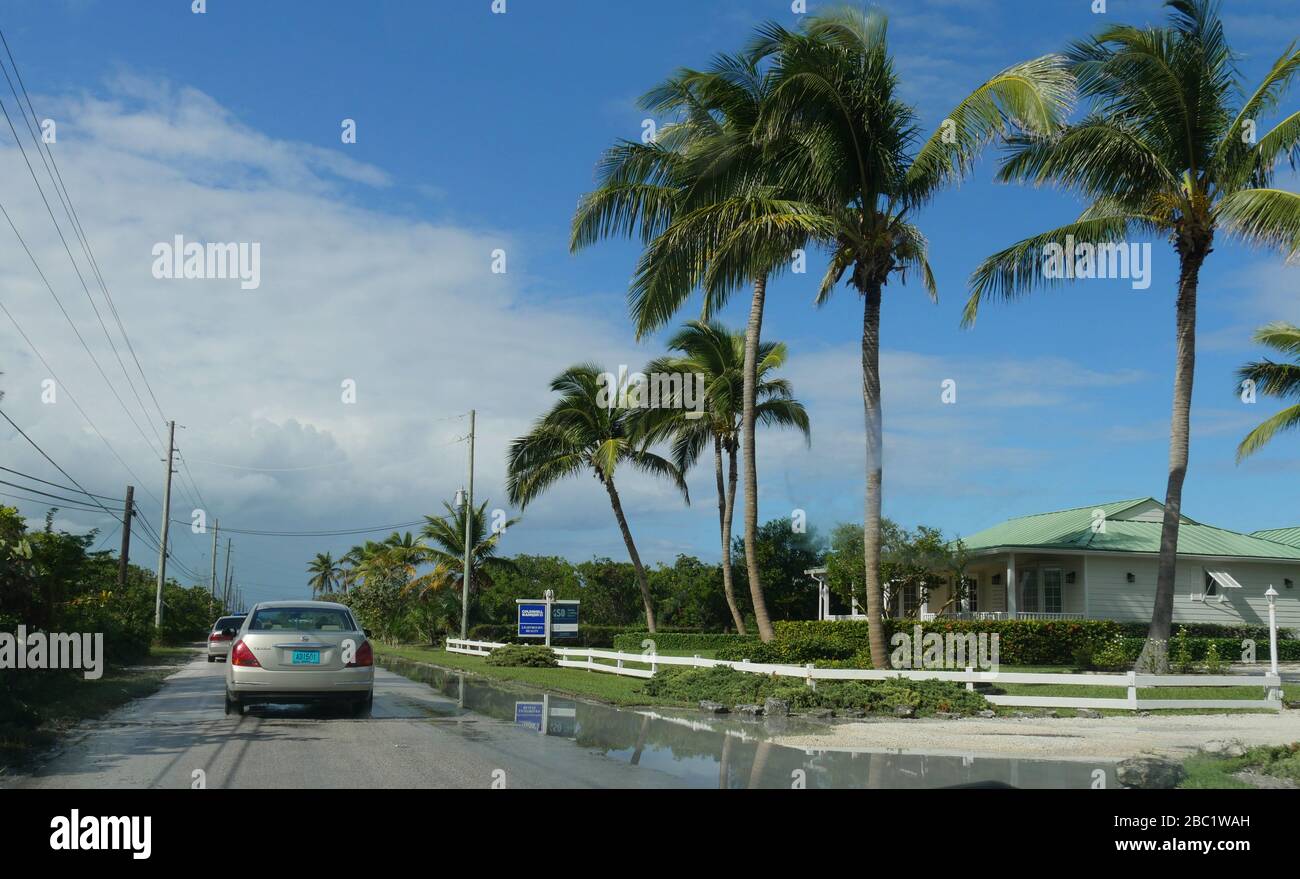 George Town, Bahamas- Januar 2018: Autos fahren nach starken Regenfällen in George Town, Exuma Cays, auf einer überfluteten Straße. Stockfoto