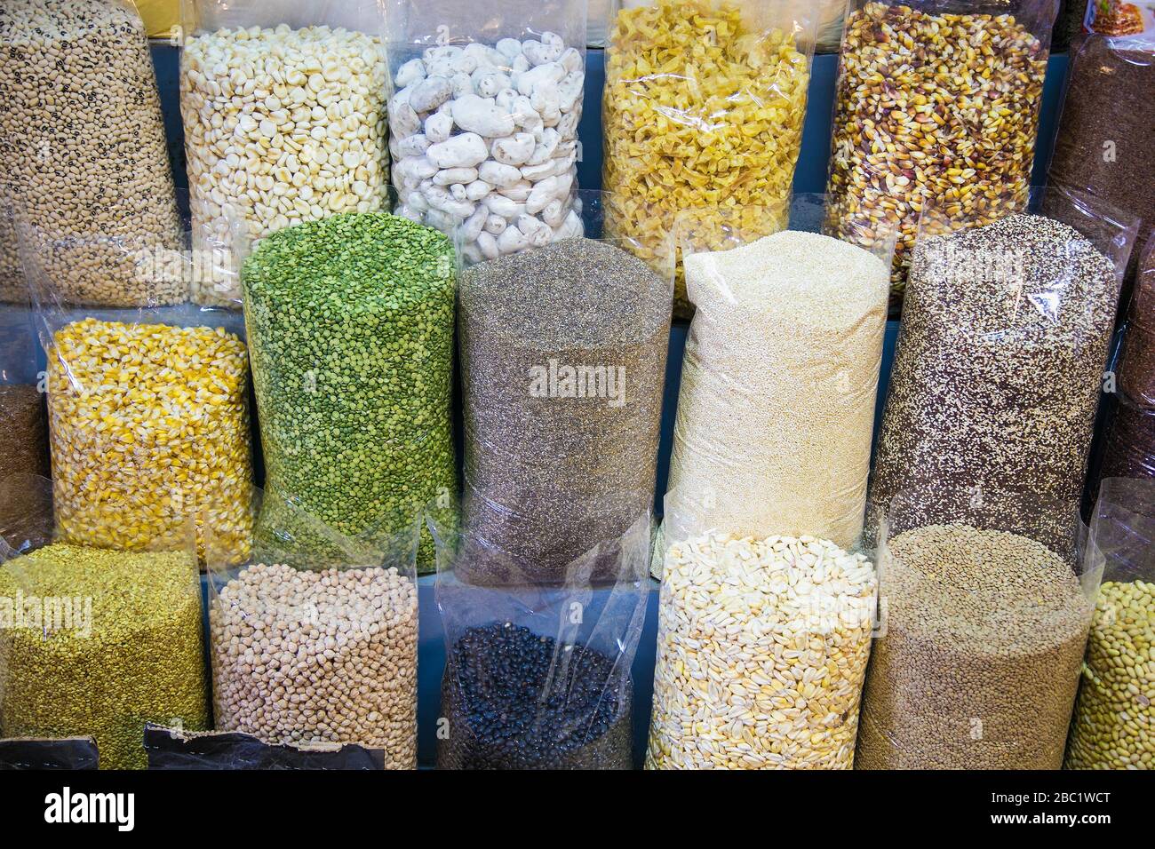 Bohnen, Mais und Getreide auf dem lokalen Markt in Miraflores, Lima, Peru. Südamerika. Stockfoto