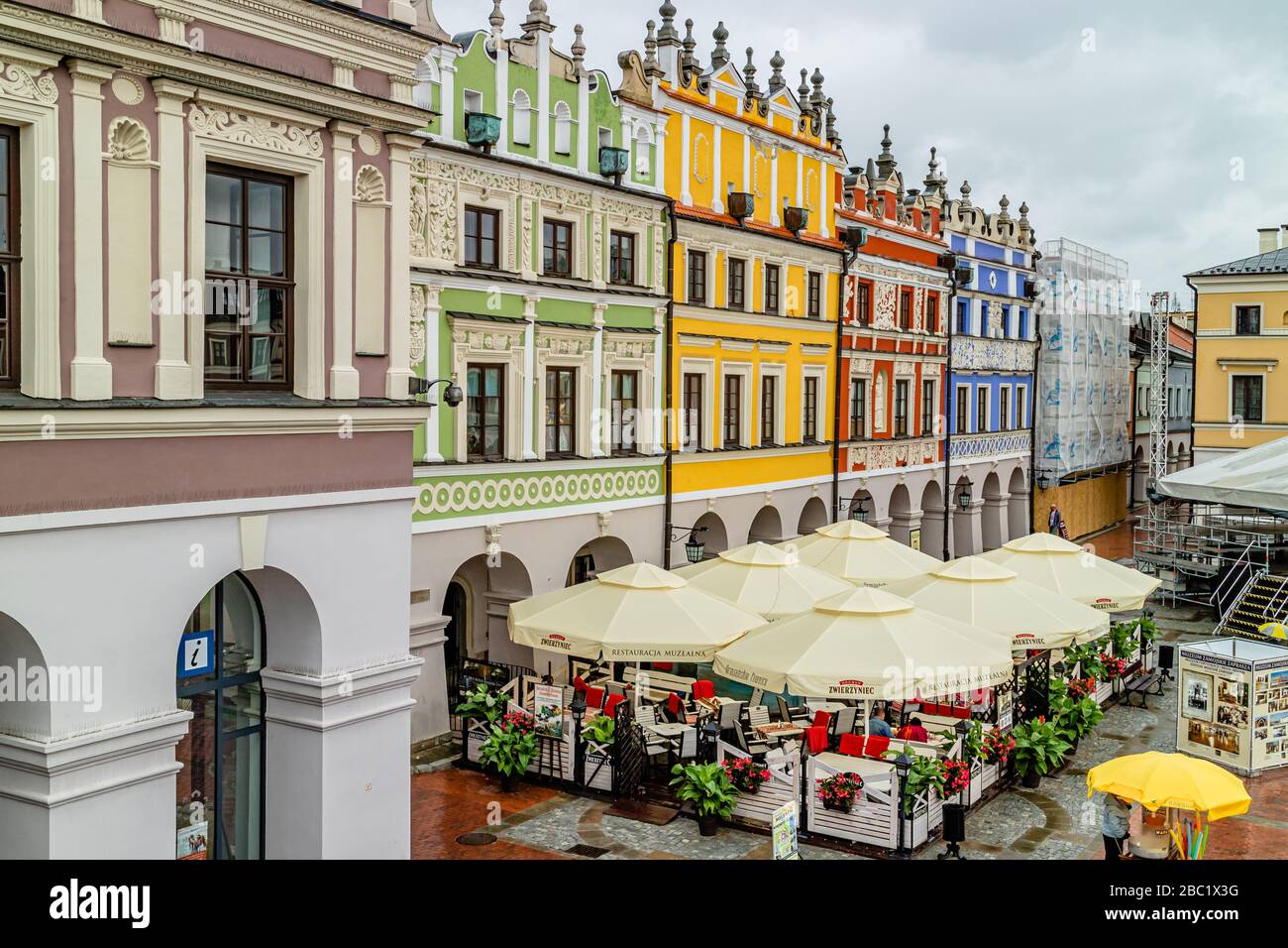 Farbenfrohe Gebäude umgeben den zentralen Marktplatz Rynek Wielki, der zum UNESCO-Weltkulturerbe gehört, im polnischen Zamość. Juli 2017. Stockfoto