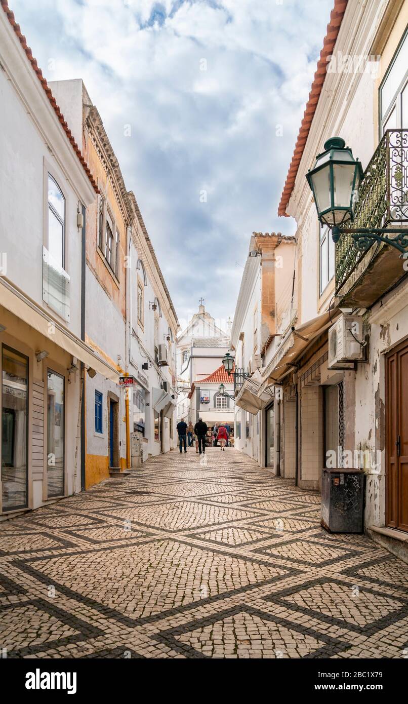 Gepflasterte Kopfsteinpflaster auf einer schmalen Straße in Albufeira, Algarve, Portugal Stockfoto