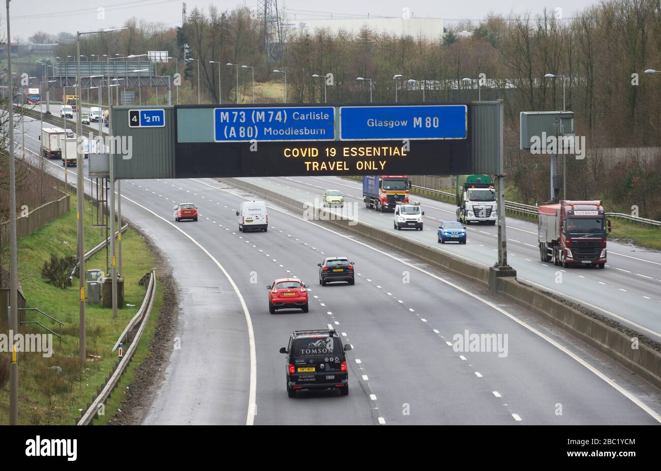 Coronavirus COVD 19, Glasgow. M80 Autobahn-Informationsschild mit Regierungsangaben zur wichtigen Verkehrsmeldung COVID 19. Stockfoto