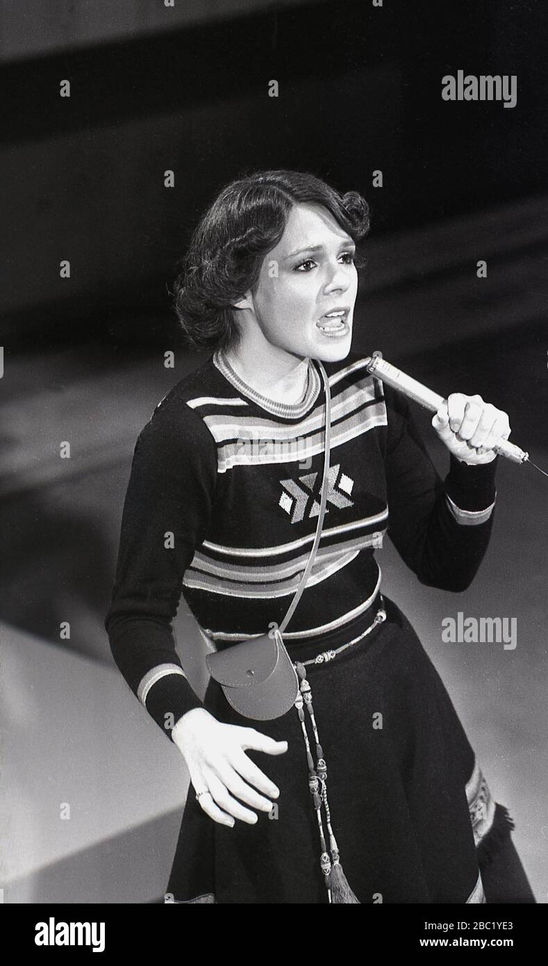 1976, historischer, irischer Gesangsstar Dana, auf der Bühne. Als Schulmädchen wurde sie berühmt für den Eurovision Song Contest 1970 mit "All Kings of Everything", einem weltweiten Bestseller. Von 1999 bis 2004 war sie Abgeordnete des Europäischen Parlaments. Stockfoto
