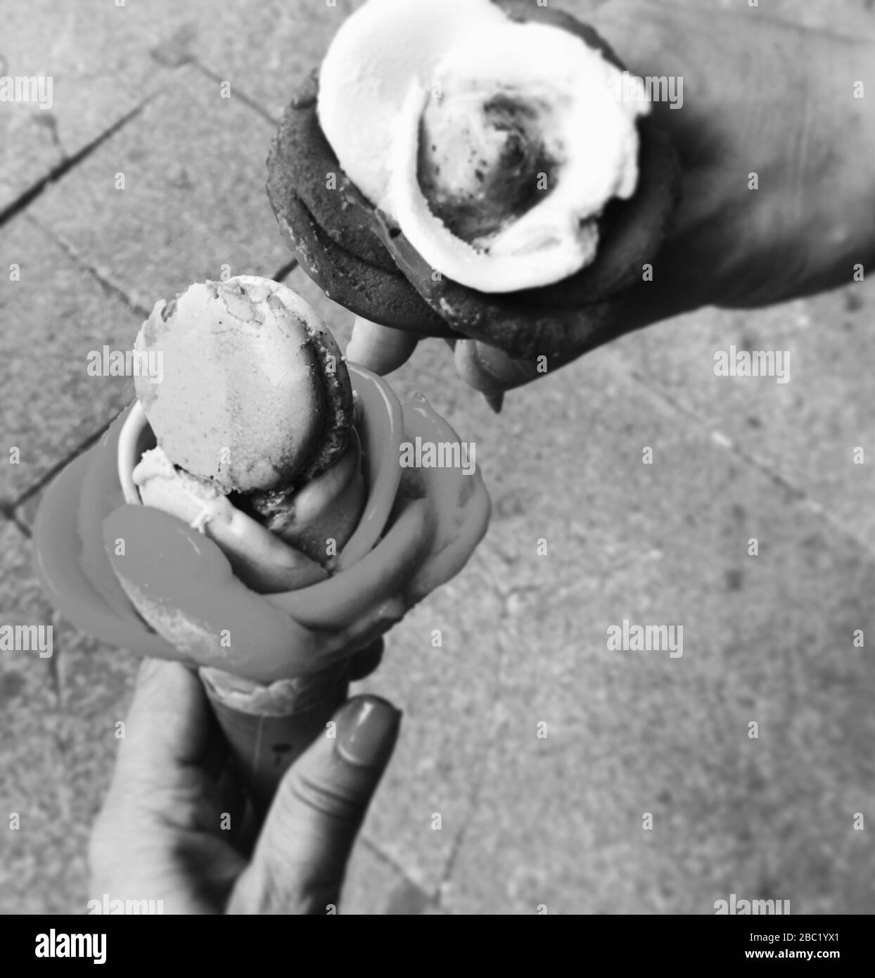 Köstliches hausgemachtes Eis mit Makronen Stockfoto