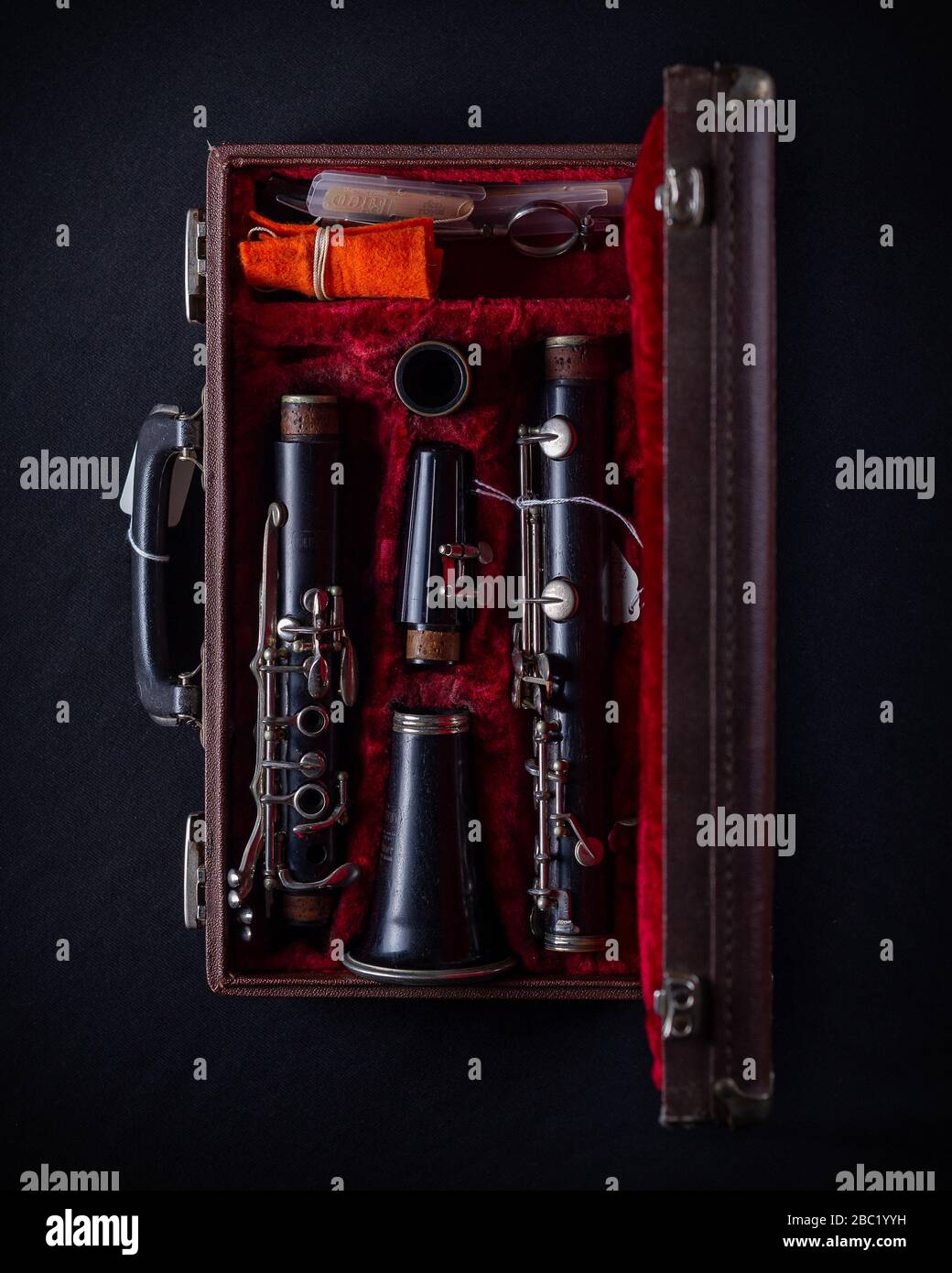 Vintage Bundy Wood Body Clarinet im Original Red Velvet-Lined Hard Case Overhead auf dunklem Hintergrund Stockfoto
