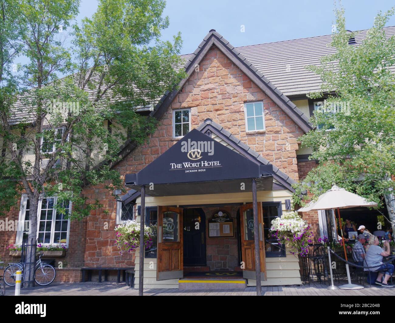 Jackson Hole, Wyoming - August 2018: Vor dem Hotel Wort, einem der Hotels in Jackson Hole. Stockfoto